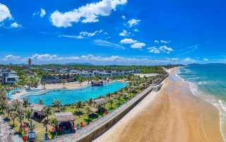 Beach club, mặt nước và cầu tàu tại The Maris tạo nên ngôn ngữ kiến trúc nghỉ dưỡng giàu tính biểu tượng bên bờ biển Chí Linh.